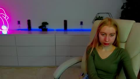 Snapshot of alina__blonde chatting on 10/15/25, 05:40 Alina online show from 10/15/25, 05:40