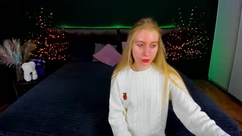 Snapshot of alina__blonde chatting on 10/30/25, 06:37 Alina online show from 10/30/25, 06:37