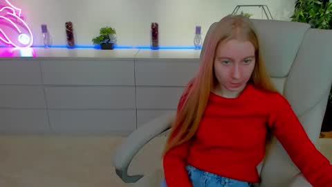 Snapshot of alina__blonde chatting on 11/01/25, 06:37 Alina online show from 11/01/25, 06:37