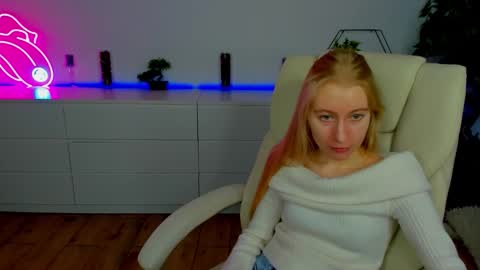 Snapshot of alina__blonde chatting on 11/03/25, 06:36 Alina online show from 11/03/25, 06:36