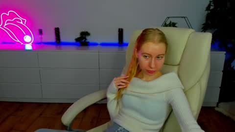 Snapshot of alina__blonde chatting on 11/13/25, 06:56 Alina online show from 11/13/25, 06:56
