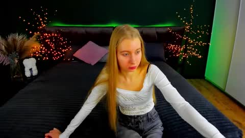 Snapshot of alina__blonde chatting on 11/23/25, 06:46 Alina online show from 11/23/25, 06:46
