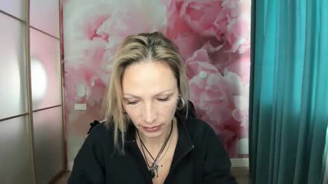 Snapshot of alinamoor chatting on 10/21/25, 05:41 AlinaMoor online show from 10/21/25, 05:41
