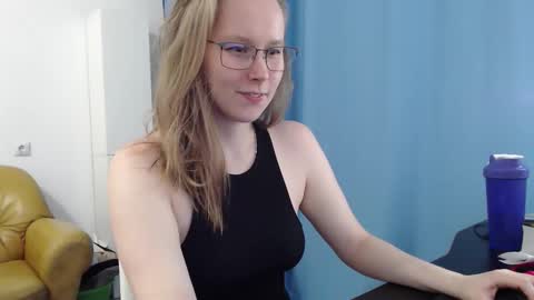 Snapshot of alinasei chatting on 09/27/25, 05:18 alinasei online show from 09/27/25, 05:18