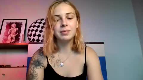 Snapshot of alismoona chatting on 10/28/25, 01:36 Alisa online show from 10/28/25, 01:36