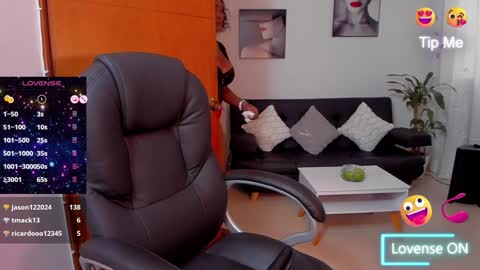 Snapshot of alisonlemoos chatting on 12/19/24, 05:18 Alisson online show from 12/19/24, 05:18