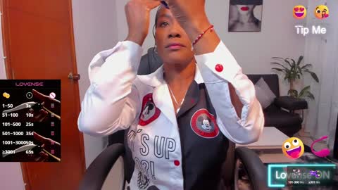 Snapshot of alisonlemoos chatting on 02/08/25, 01:01 Alisson online show from 02/08/25, 01:01