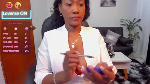 Snapshot of alisonlemoos chatting on 03/04/25, 11:08 Alisson online show from 03/04/25, 11:08