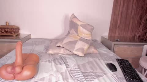 Snapshot of alisoon_moon chatting on 02/07/25, 02:15 Alison Moon online show from 02/07/25, 02:15