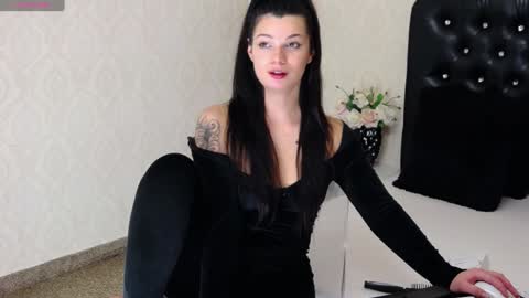 Snapshot of allisonn223 chatting on 12/16/24, 11:28 Deea online show from 12/16/24, 11:28