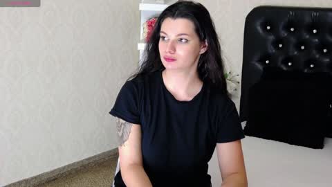 Snapshot of allisonn223 chatting on 12/18/24, 12:32 Deea online show from 12/18/24, 12:32