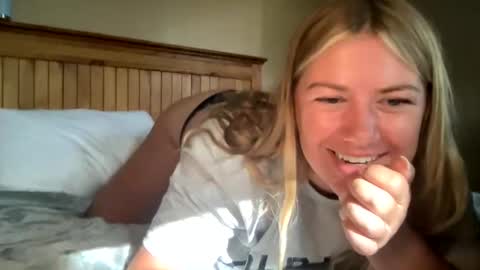 Snapshot of allyanalangel chatting on 09/27/25, 01:05 allyanalangel online show from 09/27/25, 01:05
