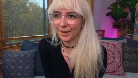 Snapshot of allyelliot chatting on 10/28/25, 08:55 Ally Elliot online show from 10/28/25, 08:55