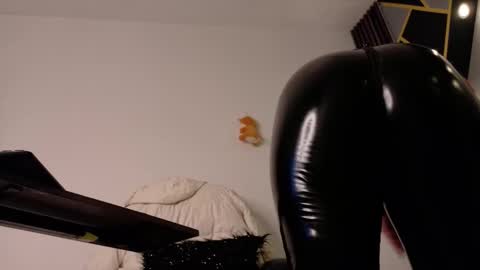 Snapshot of almma_ chatting on 02/26/25, 10:09 ALMMA online show from 02/26/25, 10:09