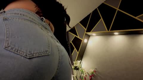 Snapshot of almma_ chatting on 09/23/25, 01:47 ALMMA online show from 09/23/25, 01:47