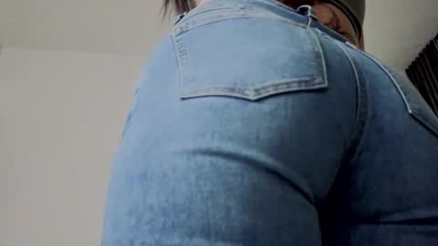 Snapshot of almma_ chatting on 09/25/25, 02:32 ALMMA online show from 09/25/25, 02:32