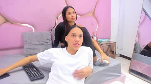 Amia y Sofia online show from 10/19/25, 07:47