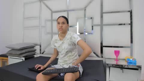 Amia y Sofia online show from 11/17/25, 08:58