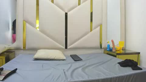 Amia y Sofia online show from 11/22/25, 08:30