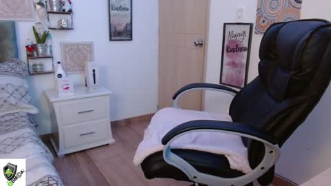 Snapshot of amalia_brunette chatting on 12/11/24, 02:30 AMALIA online show from 12/11/24, 02:30