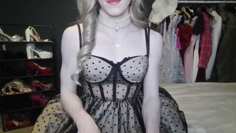 Snapshot of amaliecd chatting on 02/16/25, 06:54 Amalie online show from 02/16/25, 06:54