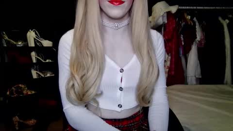 Snapshot of amaliecd chatting on 09/11/25, 07:47 Amalie online show from 09/11/25, 07:47