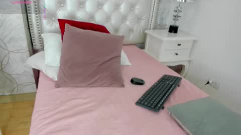 amara_rousse online show from 10/13/25, 11:54