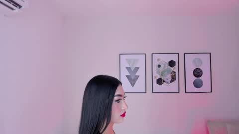 ambarevans_ online show from 09/19/25, 11:33