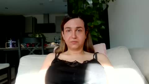 Snapshot of amber_bee chatting on 10/21/25, 12:50 Elena online show from 10/21/25, 12:50