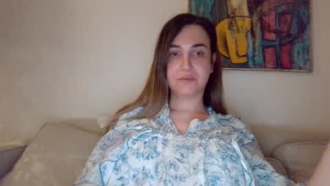 Snapshot of amber_bee chatting on 10/23/25, 08:18 Elena online show from 10/23/25, 08:18
