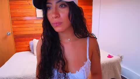 Snapshot of amber_curly chatting on 09/24/25, 08:34 amber_curly online show from 09/24/25, 08:34