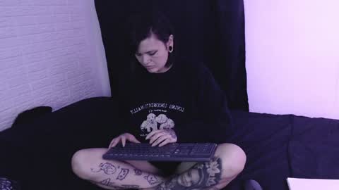 Snapshot of amber_rouss chatting on 12/12/24, 02:48 ROUSS online show from 12/12/24, 02:48