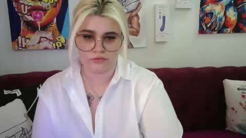Snapshot of ambermonro chatting on 09/15/25, 01:27 Amber online show from 09/15/25, 01:27