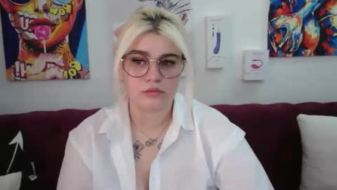 Snapshot of ambermonro chatting on 09/17/25, 01:40 Amber online show from 09/17/25, 01:40