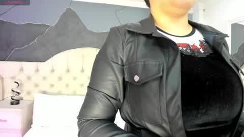 Snapshot of amberrgrey_ chatting on 09/21/25, 12:29 Amber Grey online show from 09/21/25, 12:29