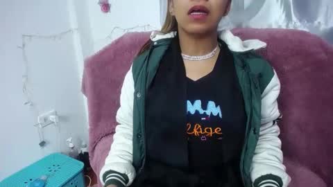 Snapshot of amelie01bronw chatting on 12/31/24, 12:25 amelie brown online show from 12/31/24, 12:25