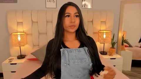 Snapshot of ameliebelle_ chatting on 10/22/25, 12:05 Amelie online show from 10/22/25, 12:05