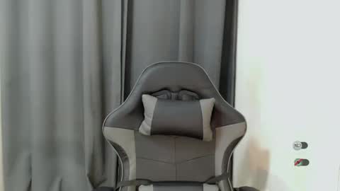 Snapshot of ami_lewis chatting on 01/08/25, 04:44 JOANNA online show from 01/08/25, 04:44