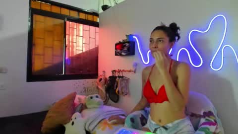 AmyEloise online show from 10/19/25, 03:23