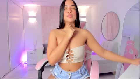 Snapshot of amy_medina_ chatting on 01/16/25, 01:36 Emily online show from 01/16/25, 01:36