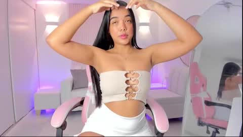 Snapshot of amy_medina_ chatting on 02/15/25, 02:44 Emily online show from 02/15/25, 02:44
