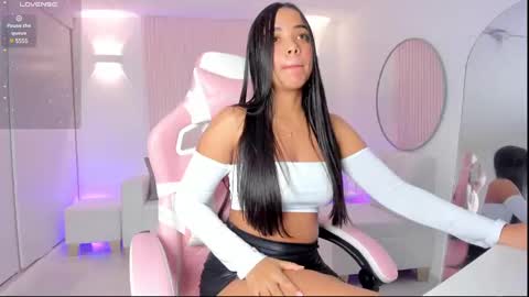 Snapshot of amy_medina_ chatting on 02/26/25, 06:43 Emily online show from 02/26/25, 06:43