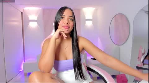 Snapshot of amy_medina_ chatting on 03/08/25, 05:33 Emily online show from 03/08/25, 05:33