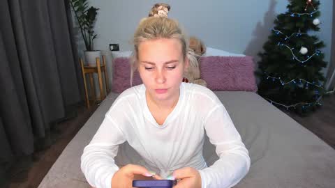 Snapshot of amymilson chatting on 01/15/25, 06:29 amymilson online show from 01/15/25, 06:29