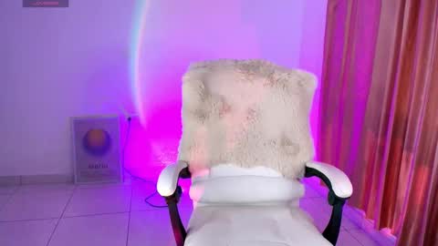 Snapshot of amyolimpo chatting on 11/10/25, 03:05 Amy ... Nice to meet u thumb up me please its important online show from 11/10/25, 03:05