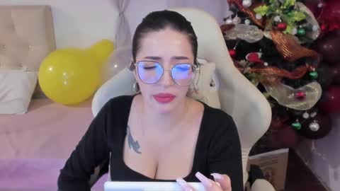 Snapshot of ana_ruuh chatting on 12/23/24, 10:01 Im anna but you can call me as you want online show from 12/23/24, 10:01