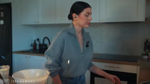 Snapshot of anamuse chatting on 10/18/25, 03:13 Ana online show from 10/18/25, 03:13