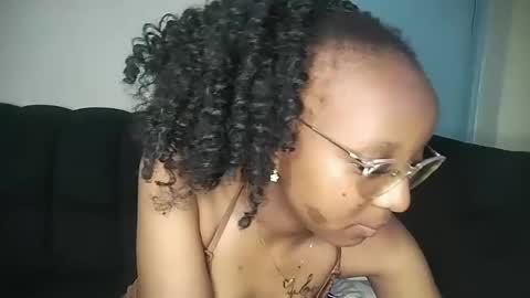 Snapshot of ananablossom chatting on 10/25/25, 06:13 Ananablossom online show from 10/25/25, 06:13
