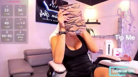 Snapshot of anaruiz1_ chatting on 10/15/25, 01:11 ana online show from 10/15/25, 01:11