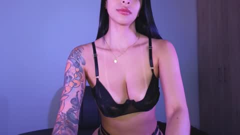 Snapshot of andrea_torres_ chatting on 02/02/25, 12:30 online show from 02/02/25, 12:30